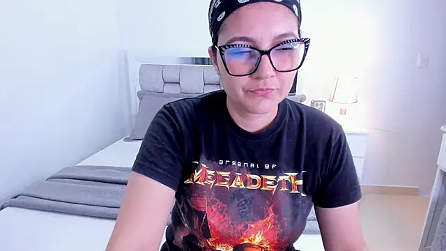Snapshot of Camilaa_bueno chatting on April 16, 2026, 12:11 am Camilaa bueno online show from April 16, 2026, 12:11 am