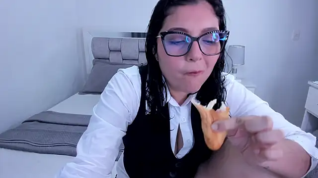 Snapshot of Camilaa_bueno chatting on April 30, 2026, 10:47 pm Camilaa bueno online show from April 30, 2026, 10:47 pm