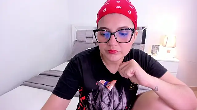 Snapshot of Camilaa_bueno chatting on April 11, 2026, 12:07 am Camilaa bueno online show from April 11, 2026, 12:07 am