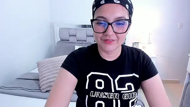 Snapshot of Camilaa_bueno chatting on April 21, 2026, 1:42 am Camilaa bueno online show from April 21, 2026, 1:42 am