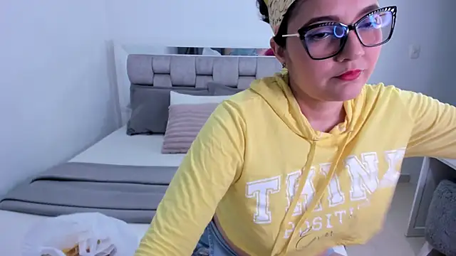 Snapshot of Camilaa_bueno chatting on May 27, 2026, 12:31 am Camilaa bueno online show from May 27, 2026, 12:31 am