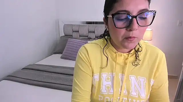 Snapshot of Camilaa_bueno chatting on April 8, 2026, 11:17 pm Camilaa bueno online show from April 8, 2026, 11:17 pm