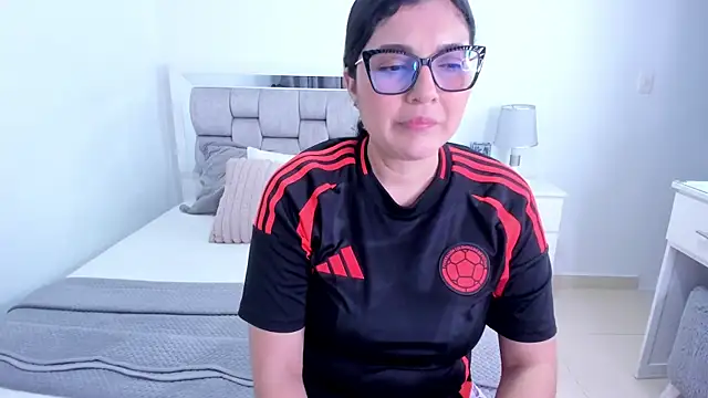 Snapshot of Camilaa_bueno chatting on May 29, 2026, 12:49 am Camilaa bueno online show from May 29, 2026, 12:49 am