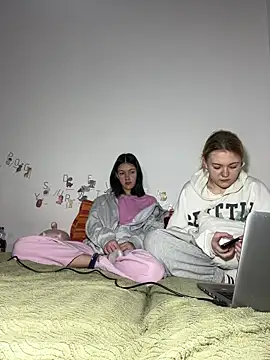 Snapshot of ella_grays chatting on March 27, 2026, 6:42 pm ella grays online show from March 27, 2026, 6:42 pm