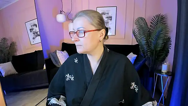 AlexandraKind online show from November 19, 2025, 2:06 pm