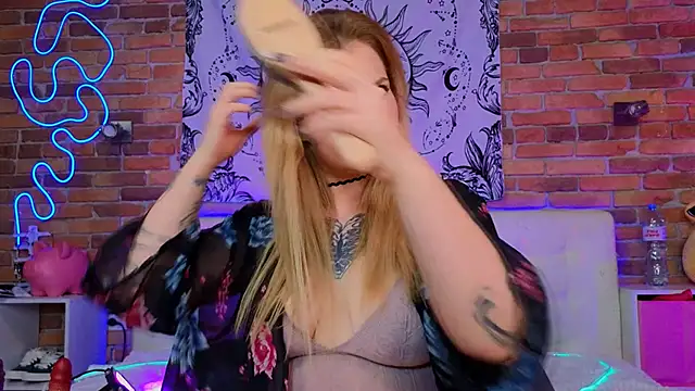 LinaQik online show from February 17, 2025, 8:06 pm