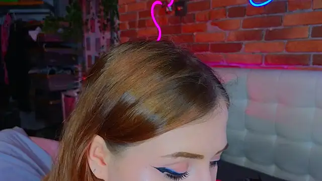 LinaQik online show from March 4, 2025, 8:49 pm