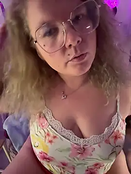 Snapshot of CurvyAnonymousGirl89 chatting on April 13, 2026, 6:23 pm CurvyAnonymousGirl89 online show from April 13, 2026, 6:23 pm