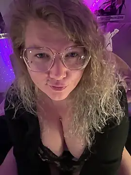 Snapshot of CurvyAnonymousGirl89 chatting on March 4, 2026, 8:16 pm CurvyAnonymousGirl89 online show from March 4, 2026, 8:16 pm