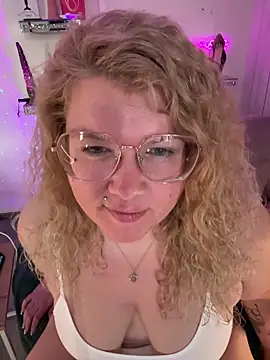 Snapshot of CurvyAnonymousGirl89 chatting on April 8, 2026, 6:04 am CurvyAnonymousGirl89 online show from April 8, 2026, 6:04 am