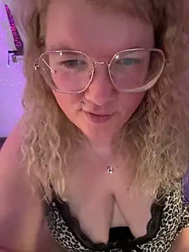 Snapshot of CurvyAnonymousGirl89 chatting on April 11, 2026, 7:45 am CurvyAnonymousGirl89 online show from April 11, 2026, 7:45 am