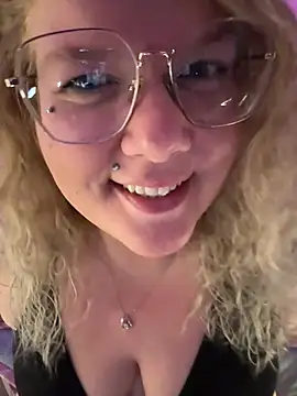 Snapshot of CurvyAnonymousGirl89 chatting on March 28, 2026, 7:26 pm CurvyAnonymousGirl89 online show from March 28, 2026, 7:26 pm