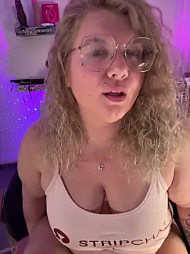 Snapshot of CurvyAnonymousGirl89 chatting on March 26, 2026, 5:33 pm CurvyAnonymousGirl89 online show from March 26, 2026, 5:33 pm