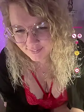 Snapshot of CurvyAnonymousGirl89 chatting on April 26, 2026, 7:11 pm CurvyAnonymousGirl89 online show from April 26, 2026, 7:11 pm
