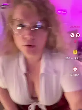 Snapshot of CurvyAnonymousGirl89 chatting on April 25, 2026, 6:27 pm CurvyAnonymousGirl89 online show from April 25, 2026, 6:27 pm