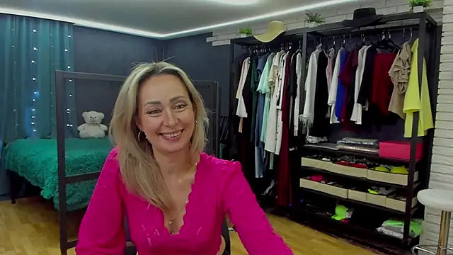 Snapshot of Julia_Cherry_ chatting on December 20, 2025, 2:20 pm Julia Cherry online show from December 20, 2025, 2:20 pm