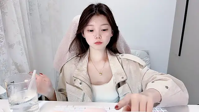 yangyang-1115 online show from November 12, 2025, 5:33 am