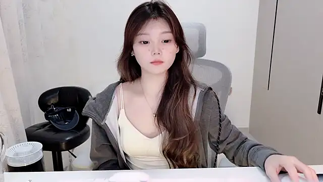 yangyang-1115 online show from November 9, 2025, 4:00 pm