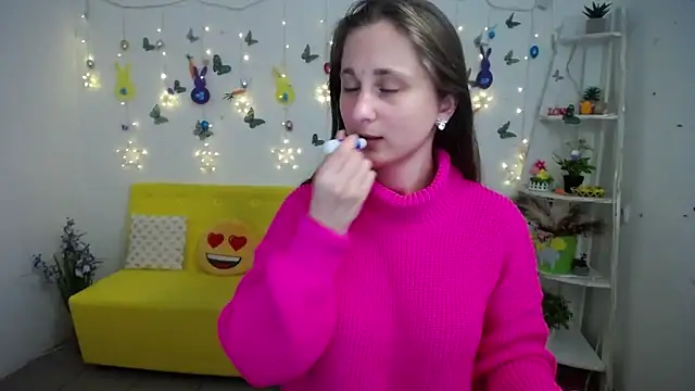 Snapshot of MichelLeee chatting on April 10, 2026, 11:50 am MichelLeee online show from April 10, 2026, 11:50 am