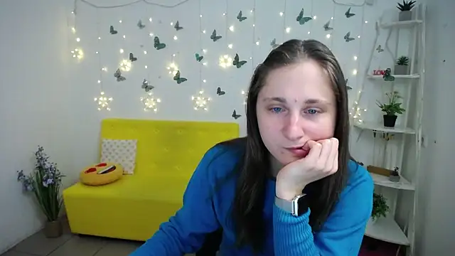 Snapshot of MichelLeee chatting on April 15, 2026, 11:27 am MichelLeee online show from April 15, 2026, 11:27 am