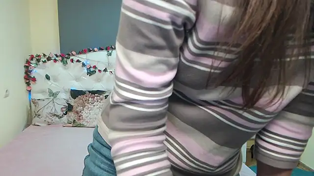 Snapshot of MichelLeee chatting on March 10, 2026, 12:42 pm MichelLeee online show from March 10, 2026, 12:42 pm