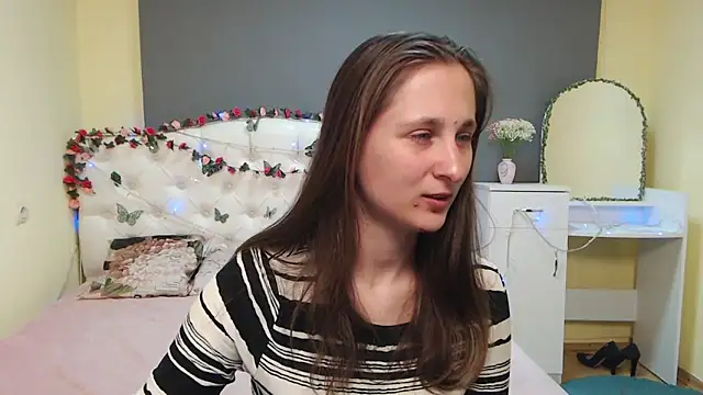 Snapshot of MichelLeee chatting on March 26, 2026, 12:25 pm MichelLeee online show from March 26, 2026, 12:25 pm