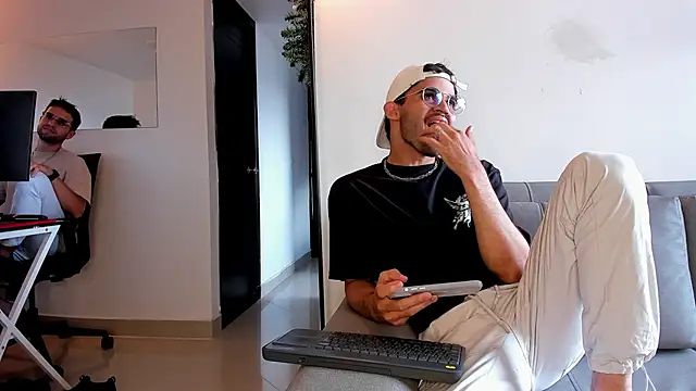 andrewChris  online show from December 15, 2025, 6:47 pm