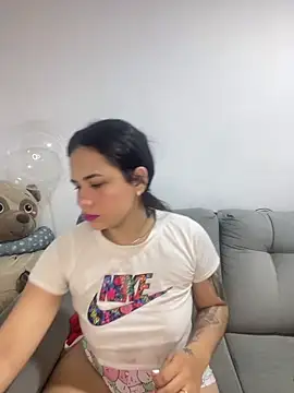 Snapshot of Leyna_Kenet chatting on December 6, 2024, 3:50 pm Leyna Kenet online show from December 6, 2024, 3:50 pm