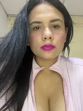 Snapshot of Leyna_Kenet chatting on May 17, 2026, 1:38 am Leyna Kenet online show from May 17, 2026, 1:38 am