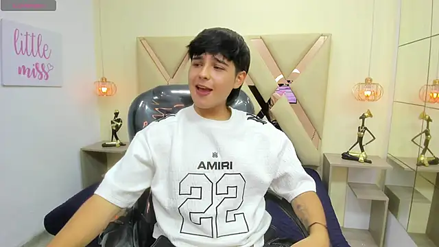 Snapshot of AndrewPherson chatting on April 11, 2026, 1:37 pm AndrewPherson online show from April 11, 2026, 1:37 pm