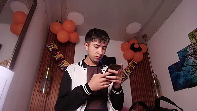 Snapshot of Noah_Xitruxx chatting on October 20, 2025, 4:03 am Noah Xitruxx online show from October 20, 2025, 4:03 am