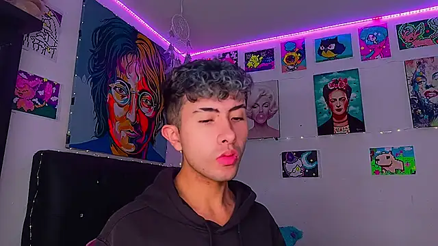 Snapshot of Noah_Xitruxx chatting on March 8, 2025, 6:10 am Noah Xitruxx online show from March 8, 2025, 6:10 am