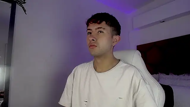 Snapshot of Noah_Xitruxx chatting on November 22, 2025, 2:05 pm Noah Xitruxx online show from November 22, 2025, 2:05 pm