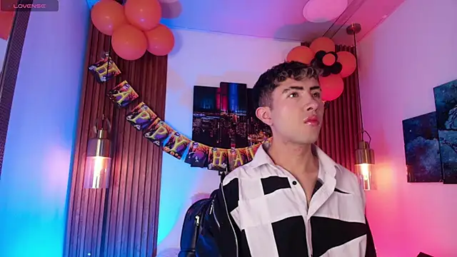 Snapshot of Noah_Xitruxx chatting on October 19, 2025, 2:47 am Noah Xitruxx online show from October 19, 2025, 2:47 am