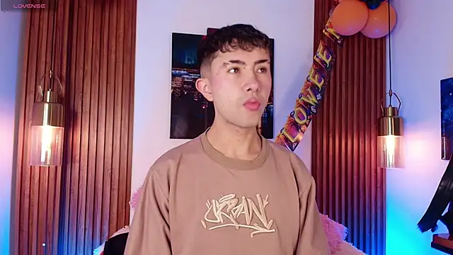 Snapshot of Noah_Xitruxx chatting on October 23, 2025, 2:43 am Noah Xitruxx online show from October 23, 2025, 2:43 am