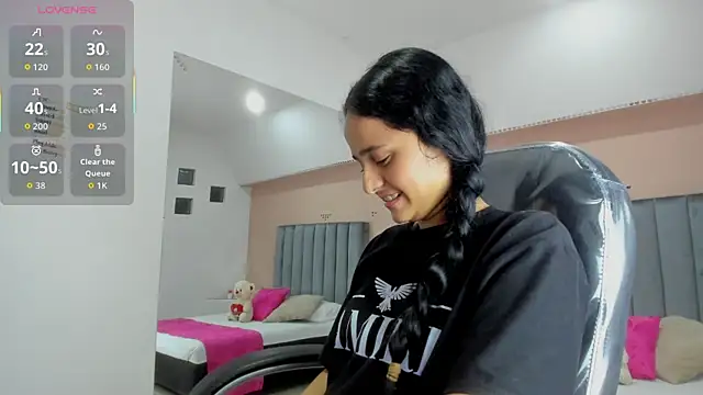 Giselle Roldan online show from November 7, 2025, 3:22 am