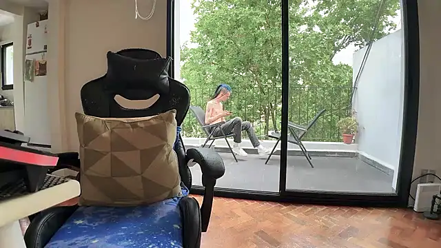 Snapshot of Den_BlueXx chatting on November 27, 2025, 6:52 pm Den BlueXx online show from November 27, 2025, 6:52 pm