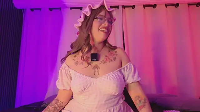 Snapshot of Little_maeve chatting on February 27, 2025, 11:48 pm Little maeve online show from February 27, 2025, 11:48 pm