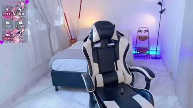 Snapshot of AnabelWolf chatting on October 28, 2025, 3:33 pm AnabelWolf online show from October 28, 2025, 3:33 pm