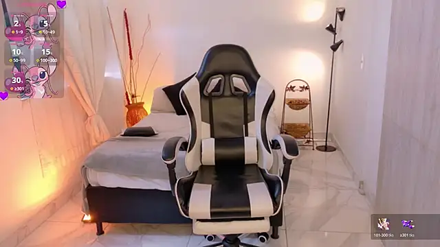 Snapshot of AnabelWolf chatting on November 19, 2025, 5:02 pm AnabelWolf online show from November 19, 2025, 5:02 pm