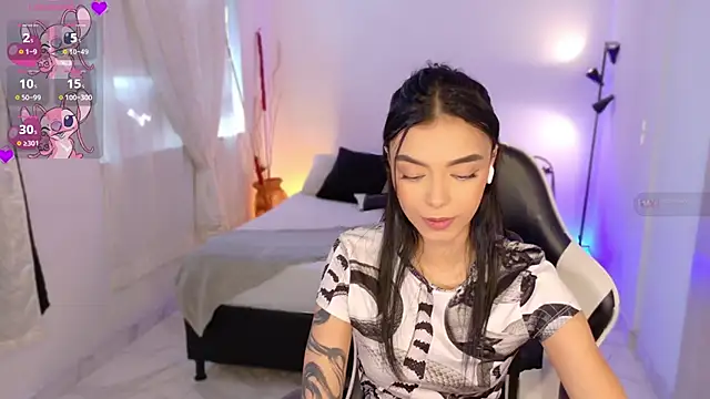 Snapshot of AnabelWolf chatting on November 3, 2025, 6:44 pm AnabelWolf online show from November 3, 2025, 6:44 pm