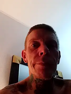 Snapshot of Tattooguy_86 chatting on November 27, 2025, 9:15 pm Tattooguy 86 online show from November 27, 2025, 9:15 pm