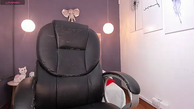 Snapshot of cami_rouxxx_ chatting on October 15, 2025, 10:29 pm cami rouxxx online show from October 15, 2025, 10:29 pm