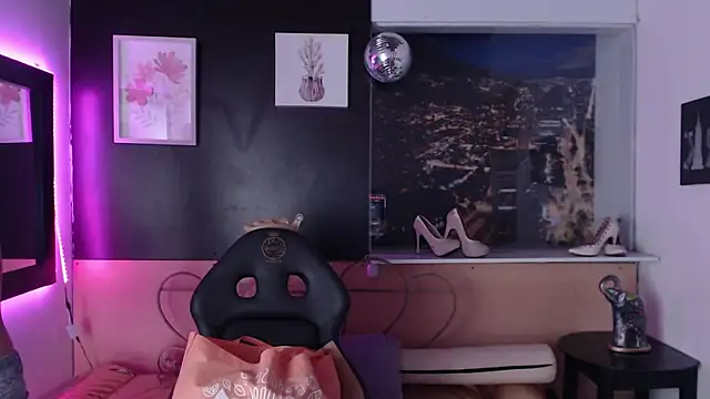 Snapshot of Lili_Gomez_ chatting on October 31, 2025, 4:47 pm Lili Gomez online show from October 31, 2025, 4:47 pm