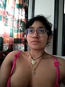 Snapshot of Lili_Gomez_ chatting on December 14, 2025, 7:19 pm Lili Gomez online show from December 14, 2025, 7:19 pm