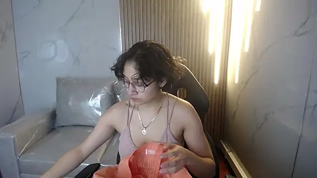 Snapshot of Lili_Gomez_ chatting on November 19, 2025, 1:22 pm Lili Gomez online show from November 19, 2025, 1:22 pm