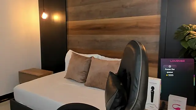 stephanya  online show from December 1, 2025, 7:04 pm