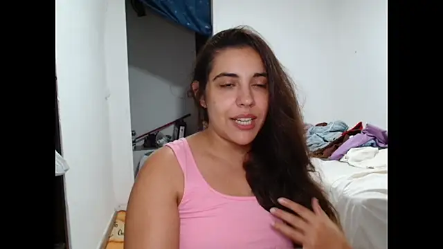 Snapshot of Ursumi1 chatting on September 16, 2025, 8:32 pm Ursumi1 online show from September 16, 2025, 8:32 pm