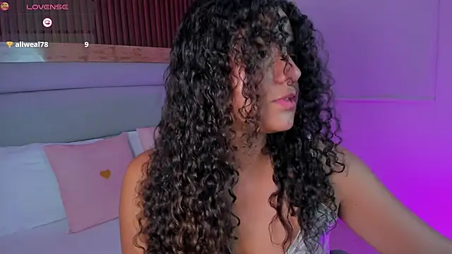 Snapshot of yaya23x chatting on February 9, 2026, 7:34 pm yaya23x online show from February 9, 2026, 7:34 pm