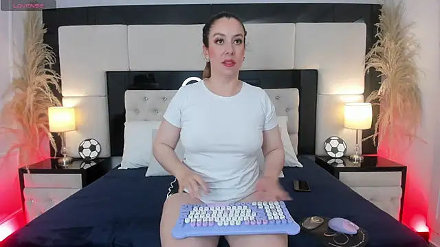 Snapshot of CarlaRossi_ chatting on May 6, 2026, 7:18 pm CarlaRossi online show from May 6, 2026, 7:18 pm